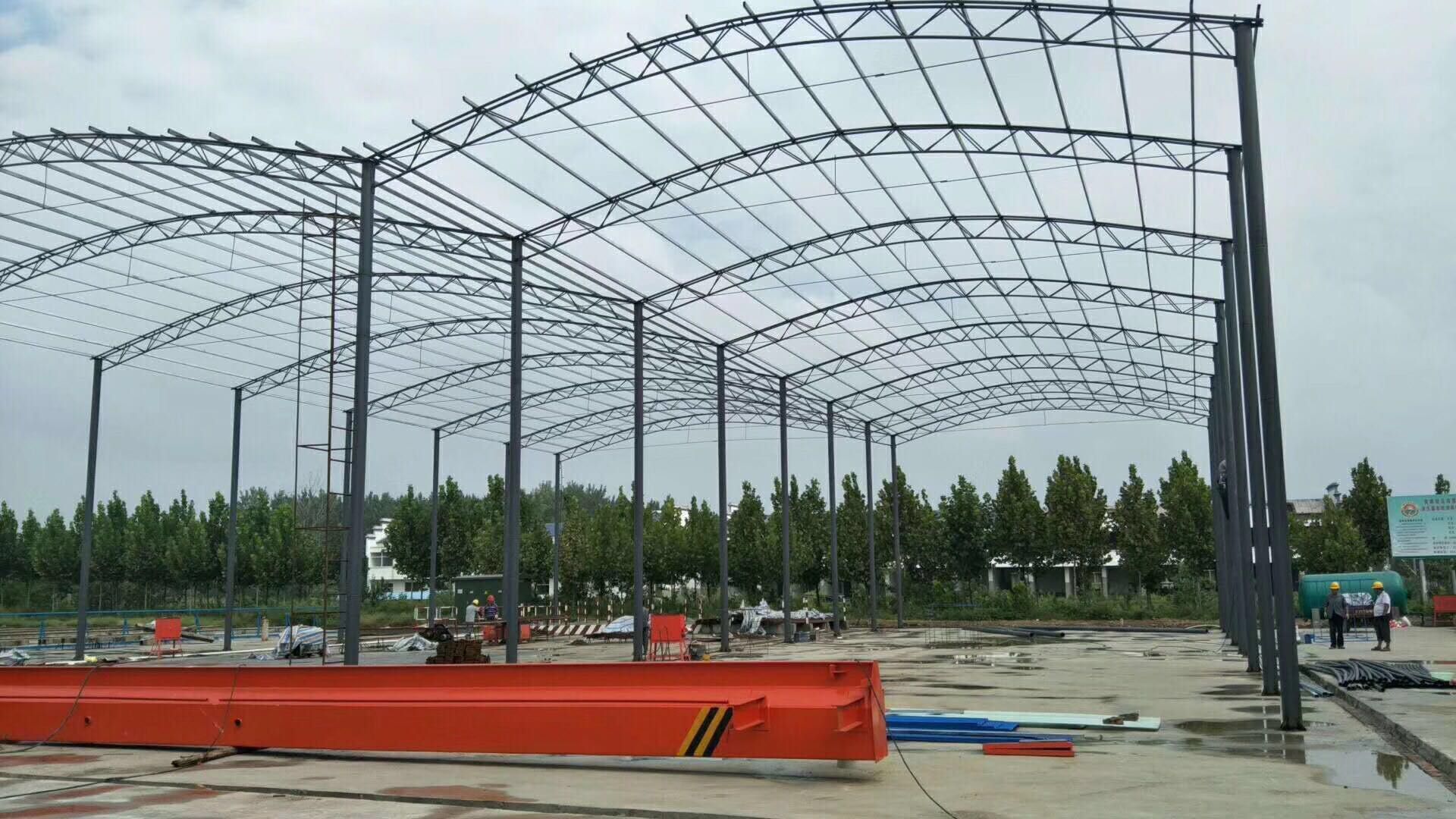 中国建筑工地用大跨度圆弧防雨蓬钢结构料棚拱形大棚